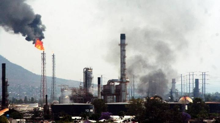 Pemex insiste en refinar más petróleo, pero sus refinerías siguen en declive