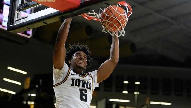 Iowa overwhelms Chicago State behind Banks, balanced scoring