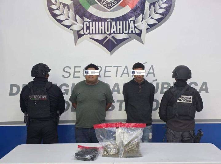 Aseguran auto y capturan a dos hombres con marihuana