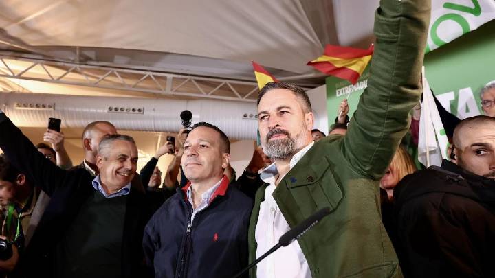Zapatero, Patxi López, Abascal... Líderes nacionales hacen cola en la precampaña extremeña