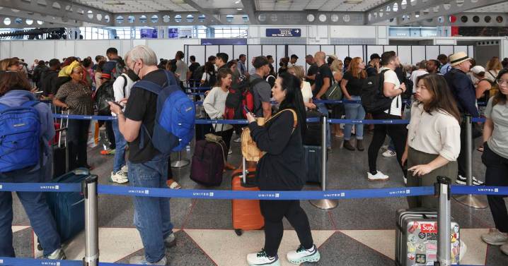 US airlines cancel more than 2,500 weekend flights largely due to government shutdown