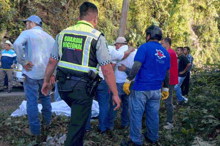 Camioneta se despeña en Tlanchinol y deja una víctima mortal