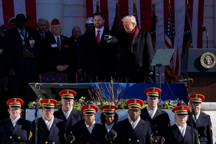 Trump honra el "sacrificio supremo" de los militares en el Día de los Veteranos