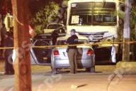 Hombre es asesinado dentro de un vehículo en la colonia Agua Azul