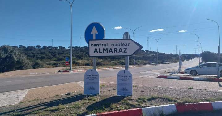 Vox coloca frente a la central de Almaraz unas 'lápidas' contra su cierre y el Pacto Verde