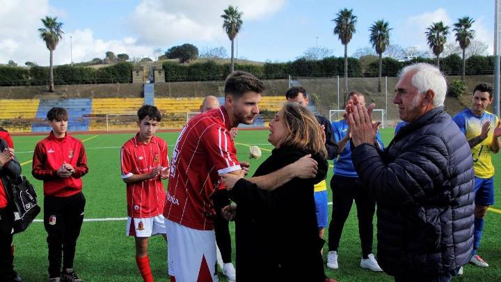 Rosas blancas en el Municipal de Monesterio en memoria del jugador Antoñete
