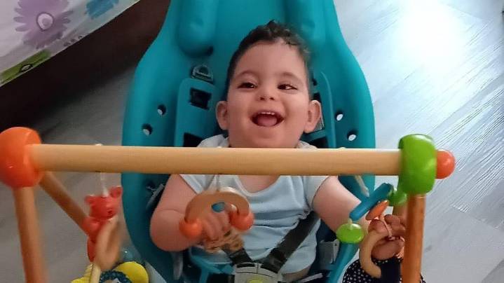 Una madre de Huelva pide ayuda para poder operar a su hijo con varias enfermedades: "No tengo dinero ni cómo ir ni nada"