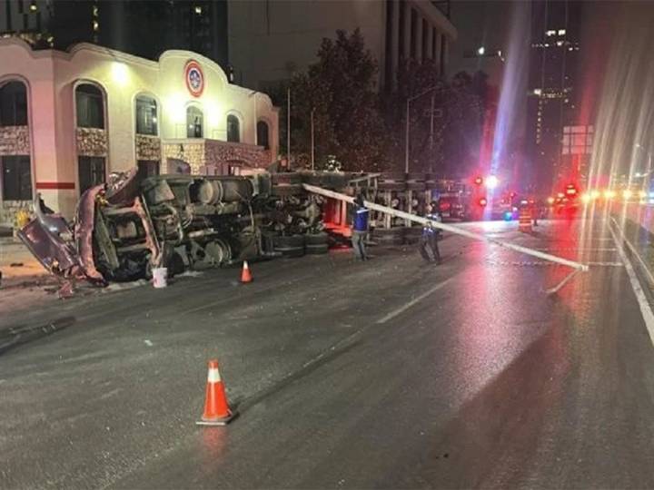 Chofer se queda dormido y choca su tráiler contra camión de bomberos