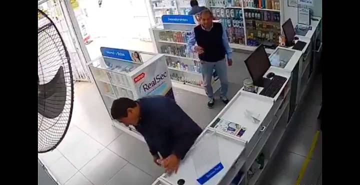 Adultos mayores deja en ridículo a la seguridad de farmacia, en Perú
