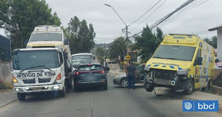 Ambulancia termina en el patio de vivienda tras mala maniobra de conductor de grúa en Villa Alemana