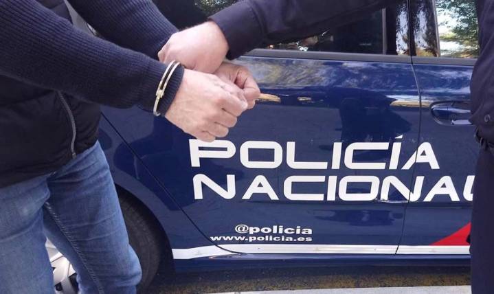 Dos detenidos en Hellín por amenazar con un arma a otras dos personas y obligarles a hacer una transferencia de 600 euros