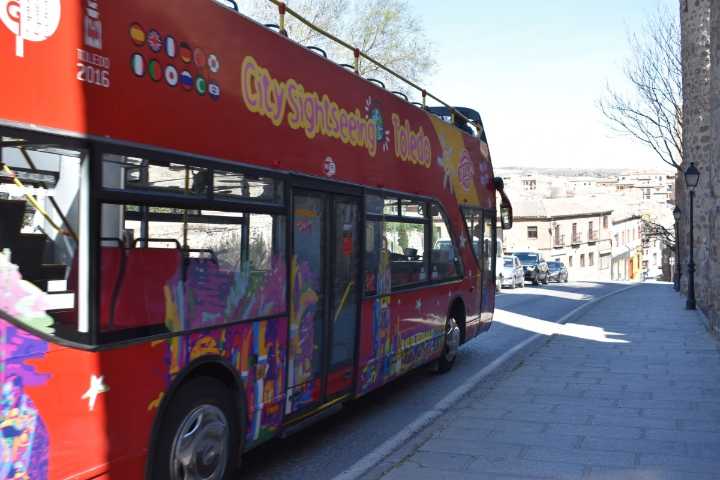El PSOE de Toledo muestra su preocupación por el "descontrol" con los autobuses turísticos en la ciudad