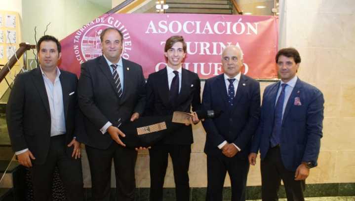 Manuel Diosleguarde recoge su título como triunfador de la Feria Taurina de Guijuelo