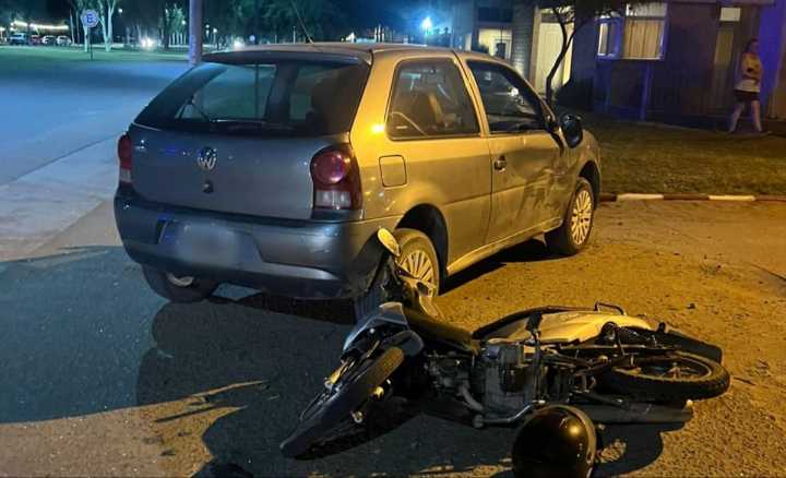 Motociclista chocó contra auto