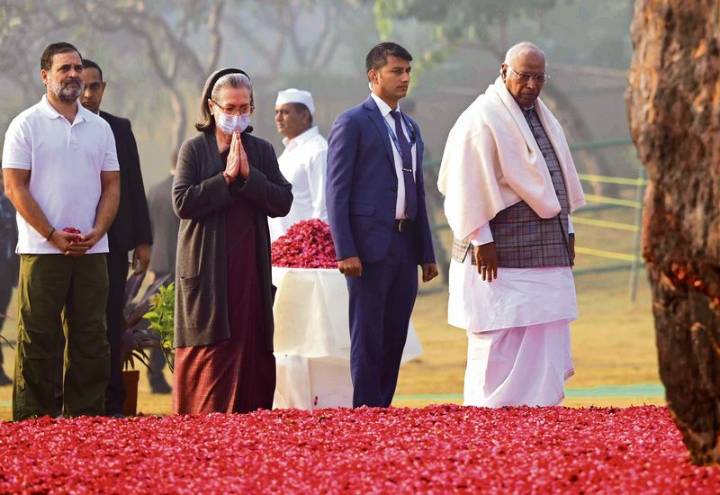 Sonia presents Indira Gandhi Peace Prize to Chile’s ex