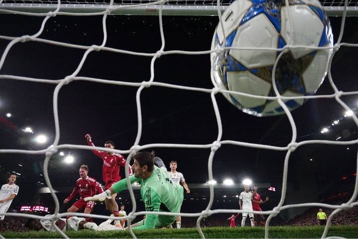 Courtois sostuvo al Real Madrid, pero no alcanzó: el Liverpool derrota y exhibe a la defensa