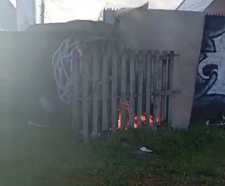 Evitan la propagación de un incendio intencional de escombros en Las Vertientes