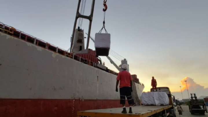 Cuba recibe tercer buque de insumos tras huracán