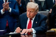 Donald Trump firma decreto que elimina los aranceles al banano, al café y a otras importaciones agrícolas