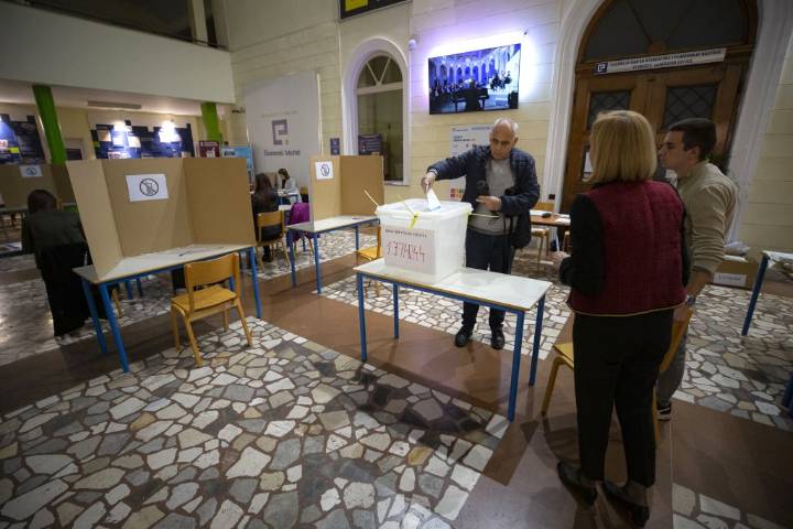 Bosnian Serbs hold snap poll to replace banned leader