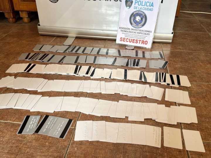 Paquetes turísticos muy baratos: el anzuelo de una banda que montó una usina de clonación de tarjetas de crédito y débito