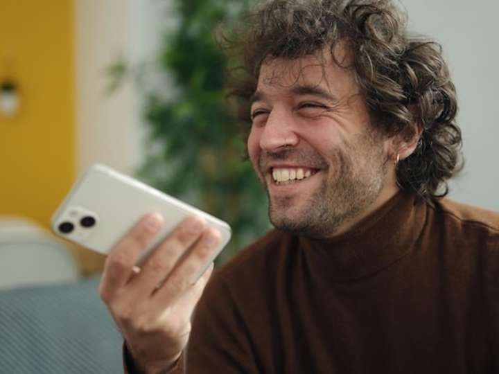 RAE: cuál es la forma correcta de escribir la risa en mensajes