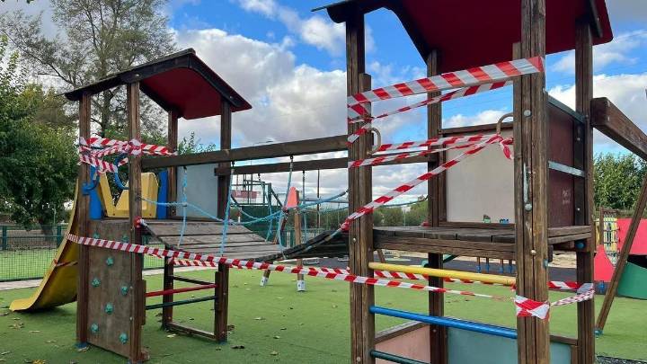 Vecinos de Balboa (Badajoz) denuncian el "abandono total" del único parque infantil de la pedanía: "Nuestros hijos juegan entre alambres"
