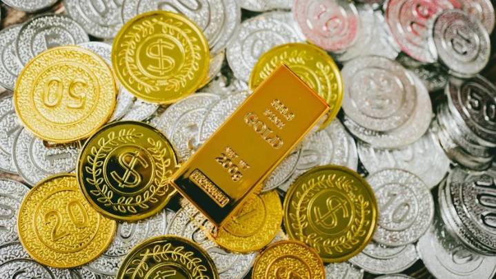 Gold and Silver Prices Fall Amid Stronger Dollar, Fading Fed Rate Cut Hopes