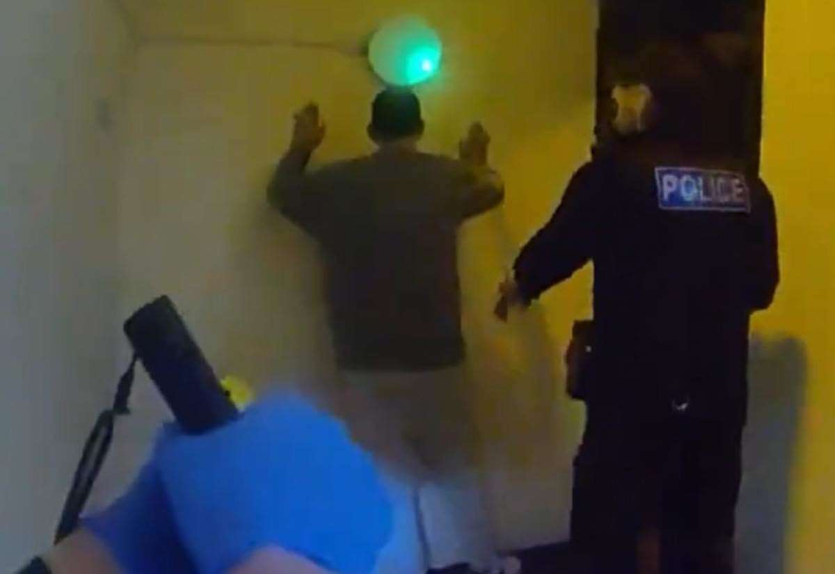 Moment police catch man trying to steal alcohol from The Samuel Peto Wetherspoon pub in Folkestone