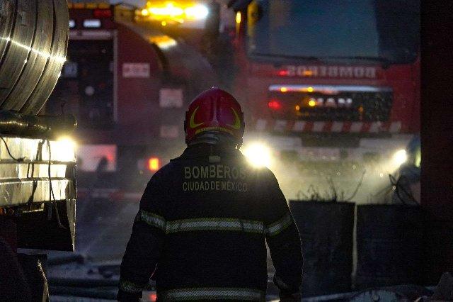 Incendio en bodega de Sapase en Ecatepec deja daños materiales; rescatan a perro del lugar