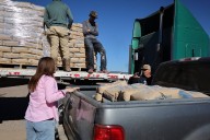 Entrega Estado 70 toneladas de cemento a familias del municipio de Madera