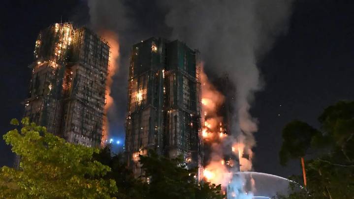 Incendio de complejo residencial en Hong Kong deja 13 muertos