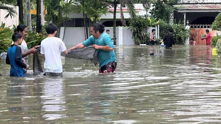 Typhoon Kalmaegi moves across central Philippines; leaves one dead, sets off floods