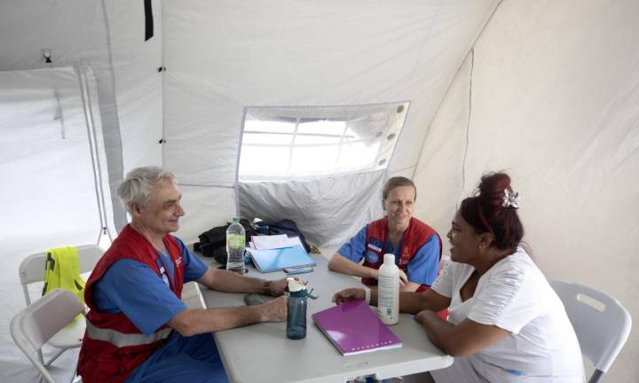 Hospital de campaña español instalado en Jamaica comienza a atender los primeros pacientes