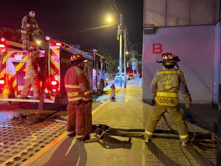 Incendio en San Juan de Lurigancho: siniestro afectó una fábrica y cuatro casas (VIDEOS)