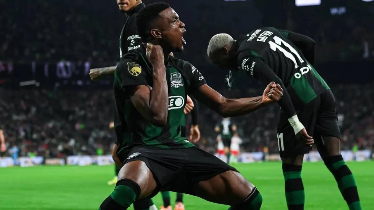 Jhon Córdoba rompe las redes en el fútbol ruso; doblete en la victoria 3