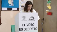 Ecuador vota en referéndum para una nueva Constitución y permitir bases militares extranjeras