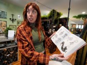 “Sólo quería ayudar”: la tatuadora que cubrió el tatuaje nazi de un candidato y terminó en el centro de la campaña en Maine