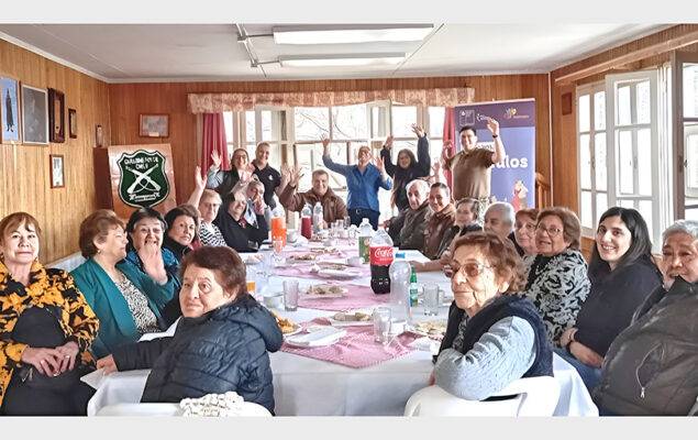 Carabineros sirvió almuerzo y  aportó consejos de seguridad  a los adultos mayores