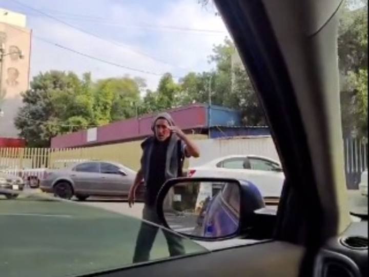 "Se cobran los lugares", dice franelero afuera del Hospital General en CDMX