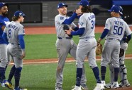 Dodgers gana el sexto partido 3-1 a Toronto y empata a 3 Serie Mundial; la moneda en el aire