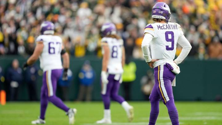 Vikings' Justin Jefferson, Aaron Jones back J.J. McCarthy