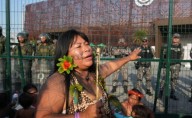 Pueblos indígenas bloquean entrada a la COP30 en Belém y exigen participación real en negociaciones climáticas