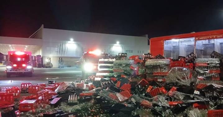 Camión repartidor se incendia tras chocar contra una barda