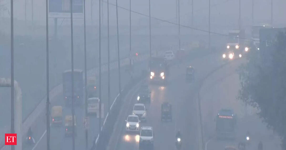 Delhi chokes amidst thick smog, pollution