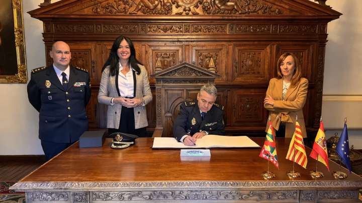 El nuevo Jefe Superior de Policía de Aragón visita el Ayuntamiento de Huesca