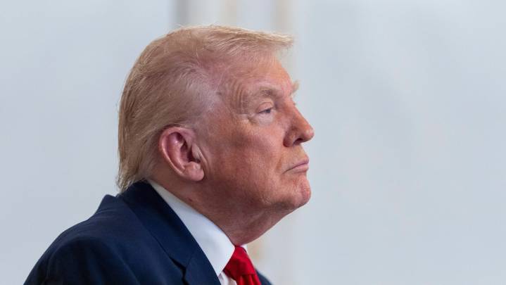 Legislador republicano de Indiana promete oponerse a los deseos de Trump tras insulto contra Tim Walz