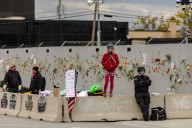 'We're not a violent city': Chicago locals take on ICE block