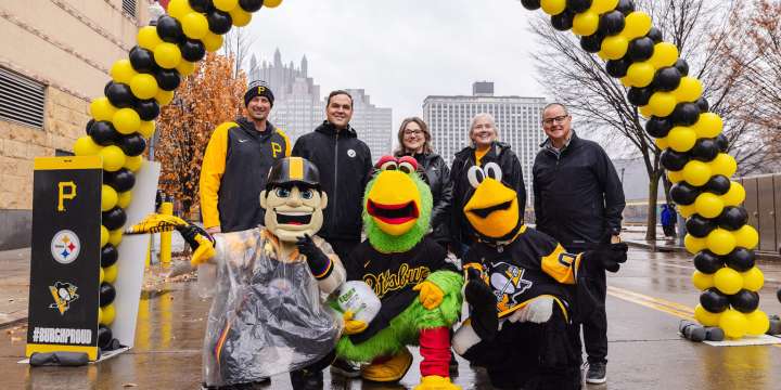 Pirates take part in Thanksgiving meal distribution in Pittsburgh