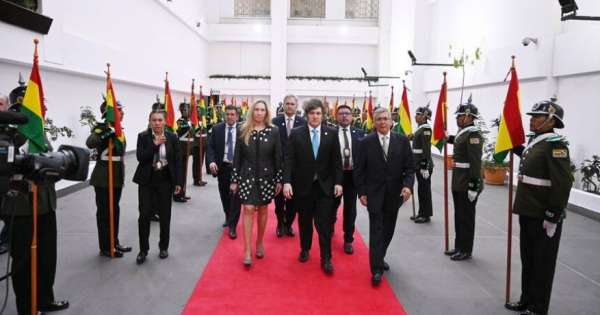 Entre saludos y polémicas: así fue la llegada de Javier Milei a La Paz